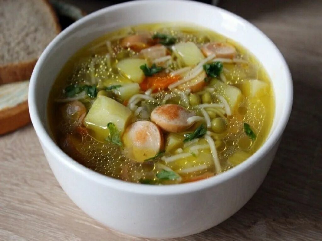 Как сварить простой и вкусный суп. Для супа. суп с сосисками и вермишелью и зеленым горошком. супчик на скорую руку. суп картофельный с сосисками.