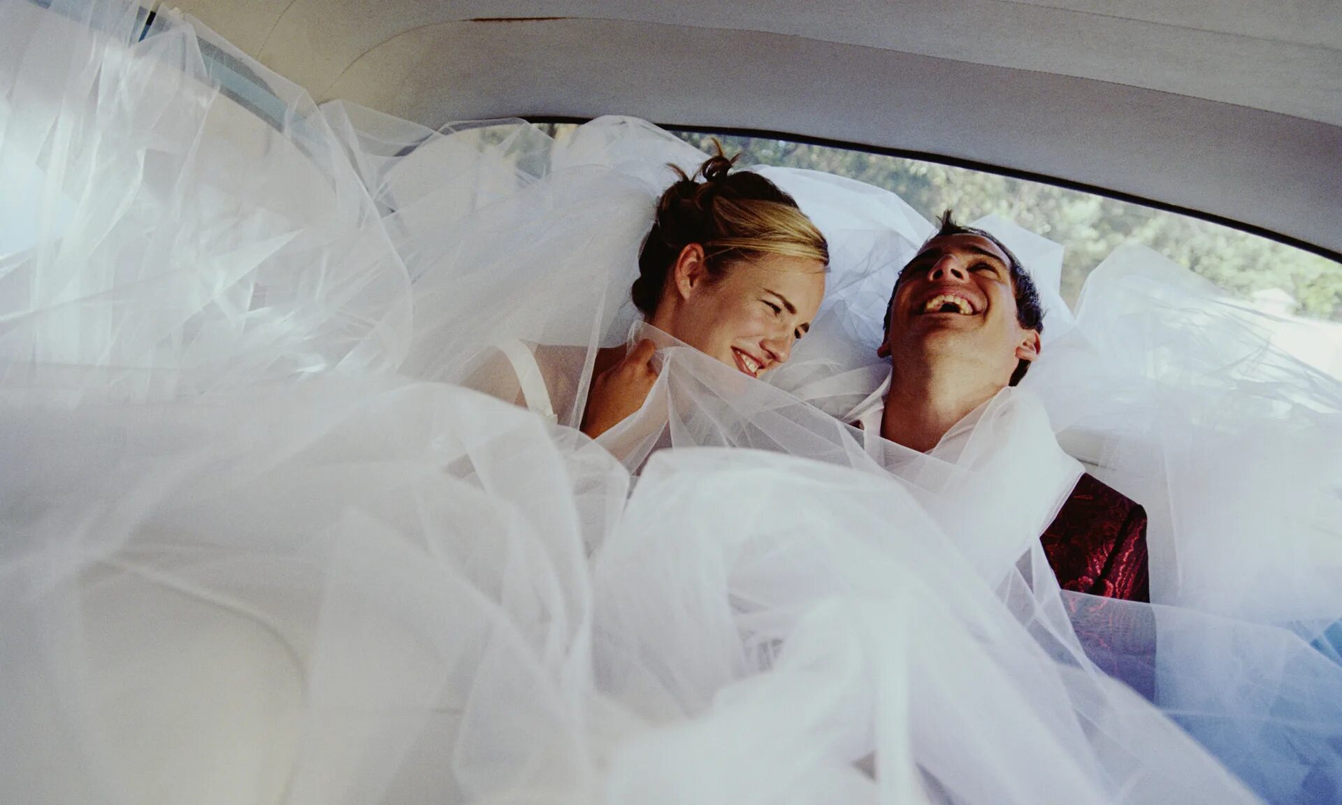 Поздно вышла замуж. Машина жениха и невесты. Жених и невеста в лимузине. Невеста в лимузине. Невеста в машине.