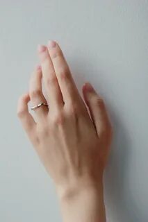 Серебряное кольцо на безымянном левой руки