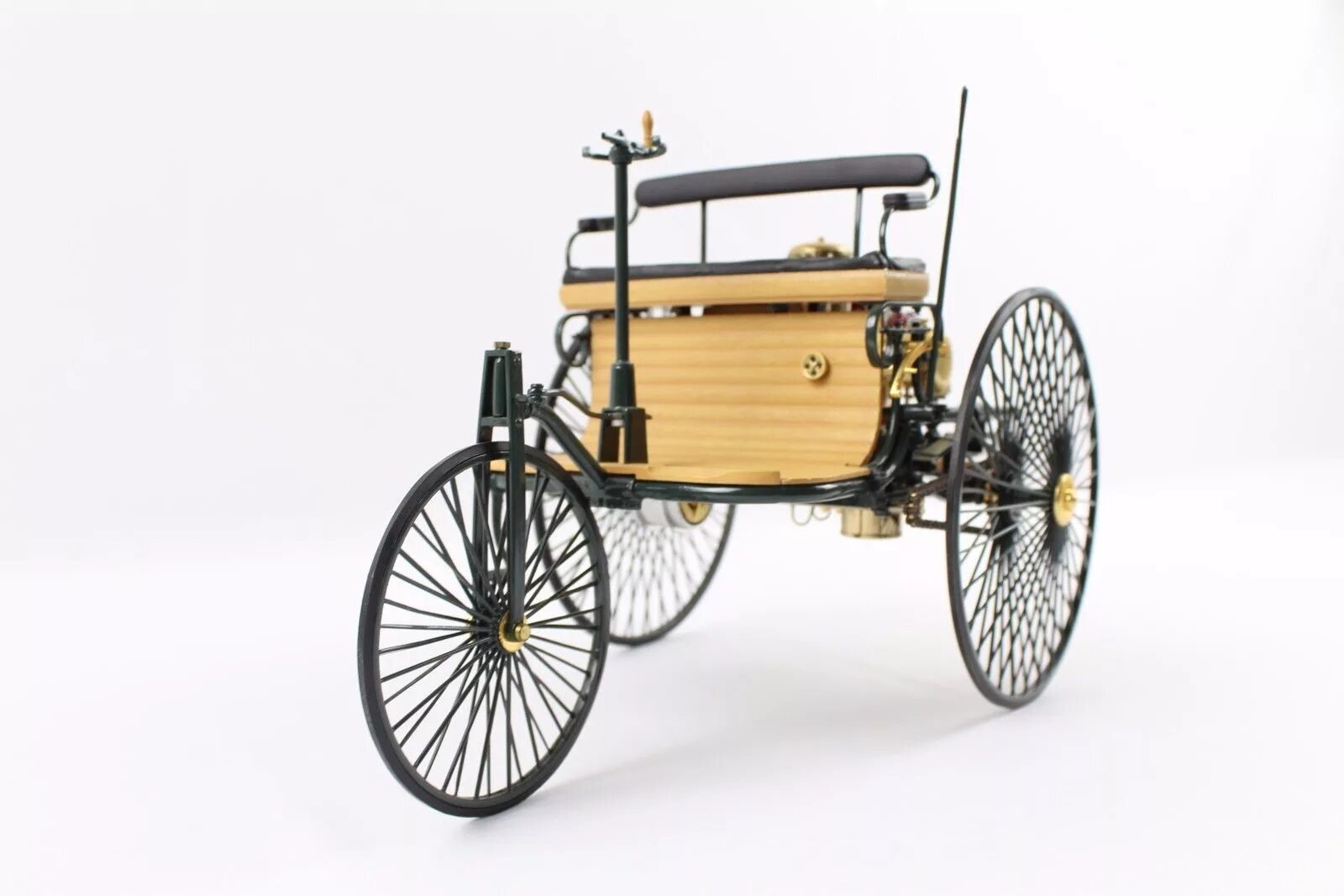 Поставь 1 машину. Автомобиль Карл Бенц 1885. Первый автомобиль 1885 Карл Бенц. Карл Бенц автомобиль 1886 года. Экипаж Карла Бенца 1886 г.