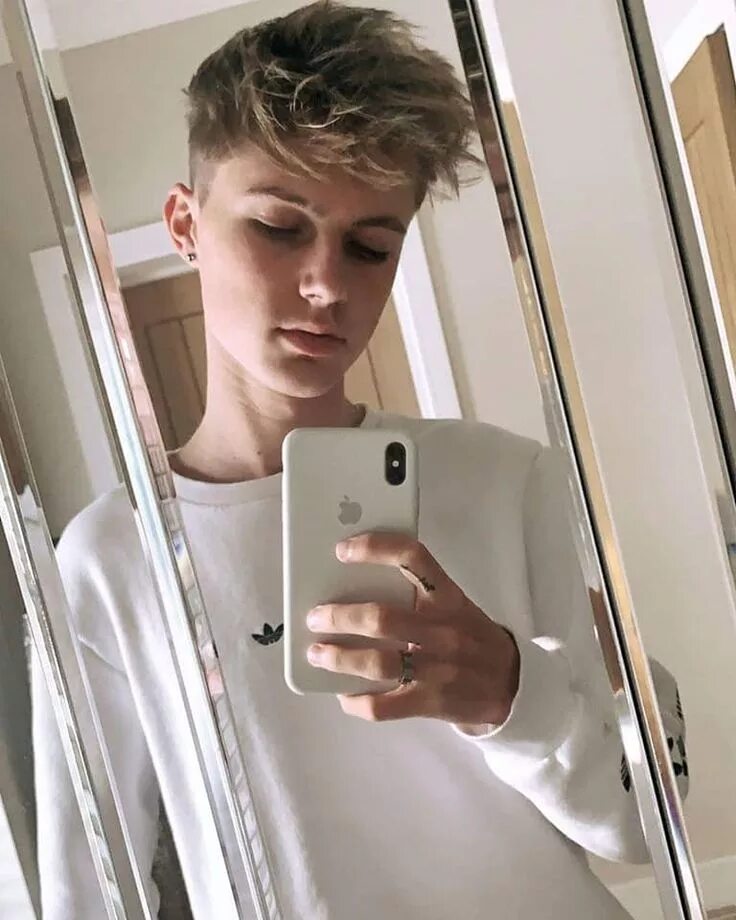 Девочка с айфоном. Девочка с айфоном селфи. Девочка с айфоном 12 в зеркале. Айфон 14 фото в зеркале. Айфон 14 фото в зеркале.