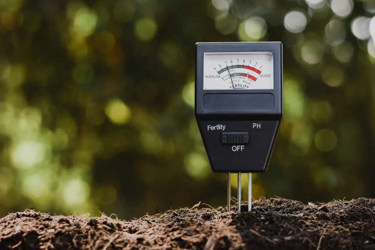 Какой измеритель почвы лучше. Измеритель плодородия и PH почвы. Измерение уровня кислотности почвы прибор. Почвенный влагомер. Анализаторы грунта.