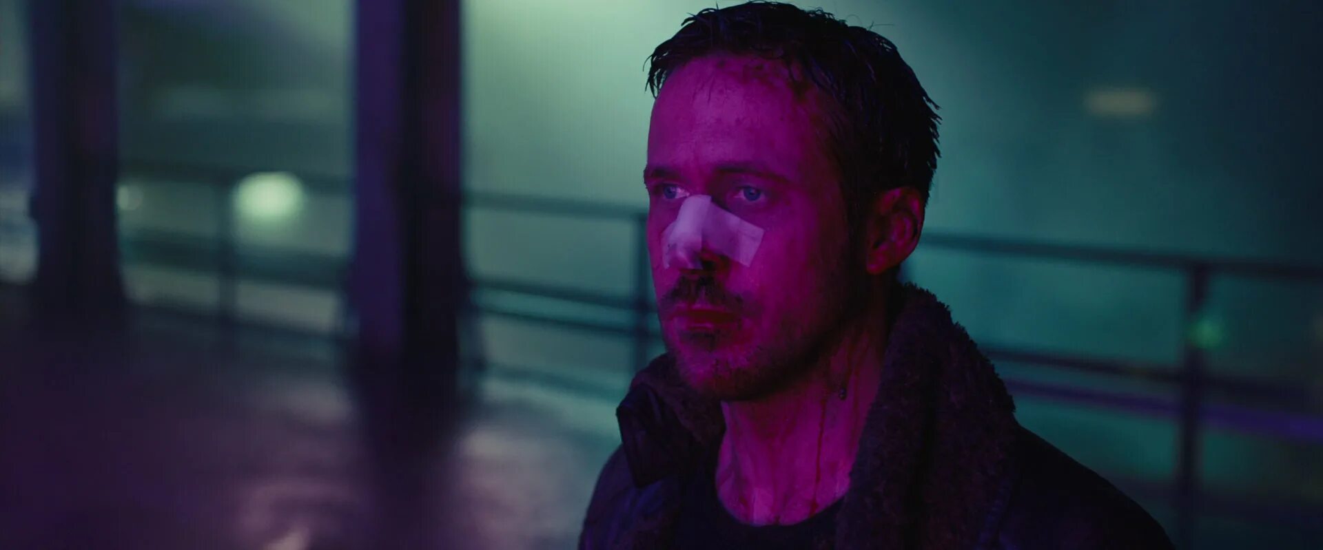 Бегущий по лезвию 2049 на ступеньках.