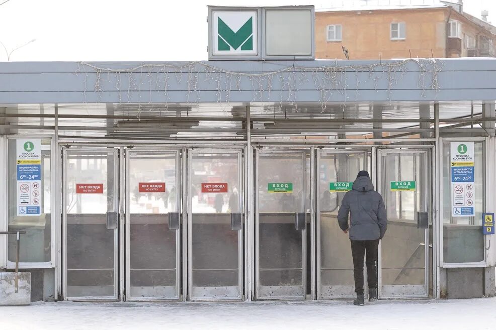 Закрытые выходы метро. Станция уралмаш. станция уралмаш екатеринбург. станция метро уралмаш вестибюли. метрополитен станция уралмаш вестибюль.