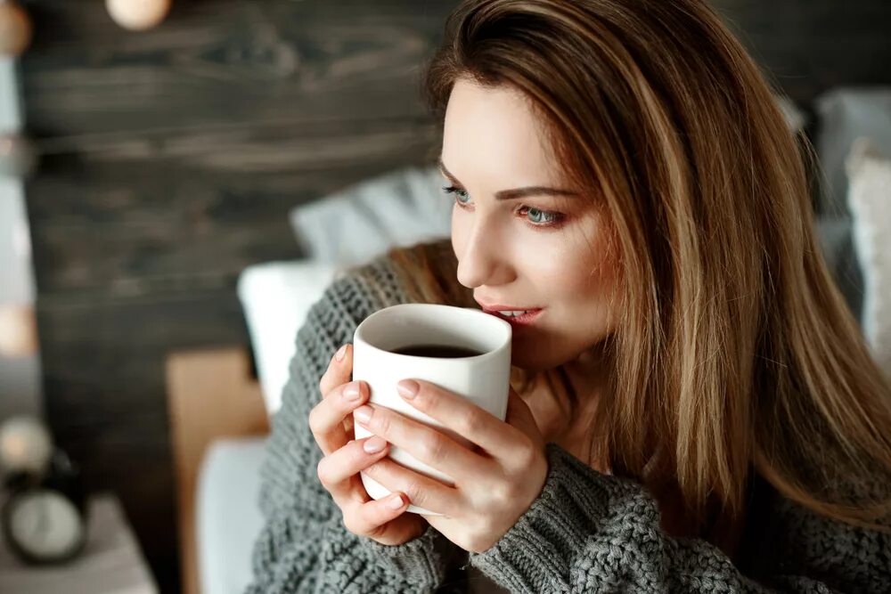 Удовольствие с утра. Девушка пьет кофе. Человек с чашкой чая. Девушка с чашкой кофе. Женщина пьет чай.
