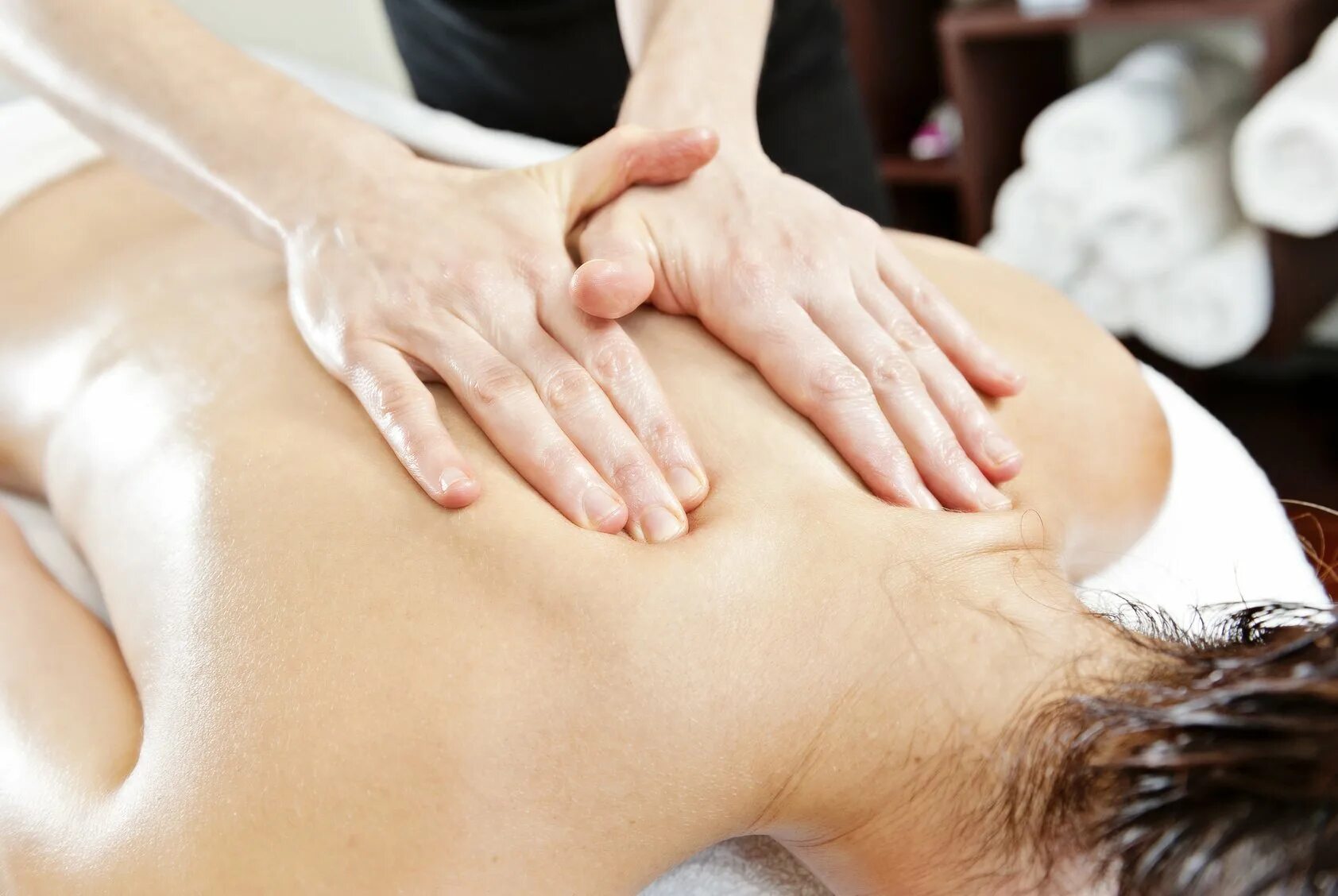 Massage therapist. Классический массаж. Массаж спины. Классический массаж спины. Классический массаж тела.