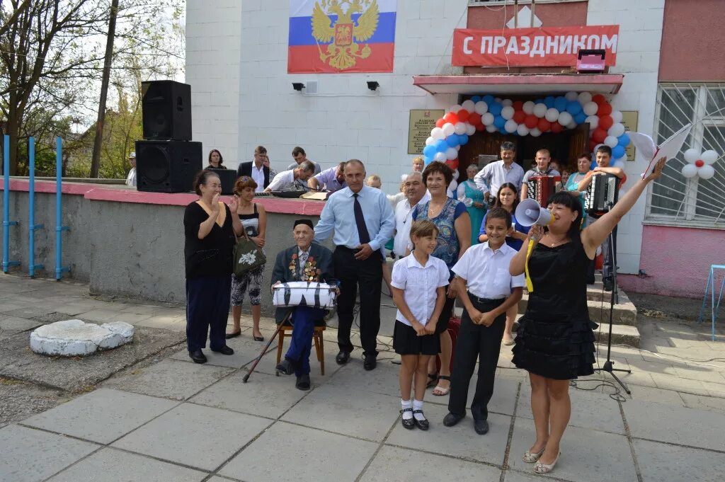 Погода в азовском районе 2 недели. Азовское Джанкойский район. Пгт Азовское Крым. Село Азовское Крым Джанкойский район. Магазины Азовского поселка, Джанкойского района.