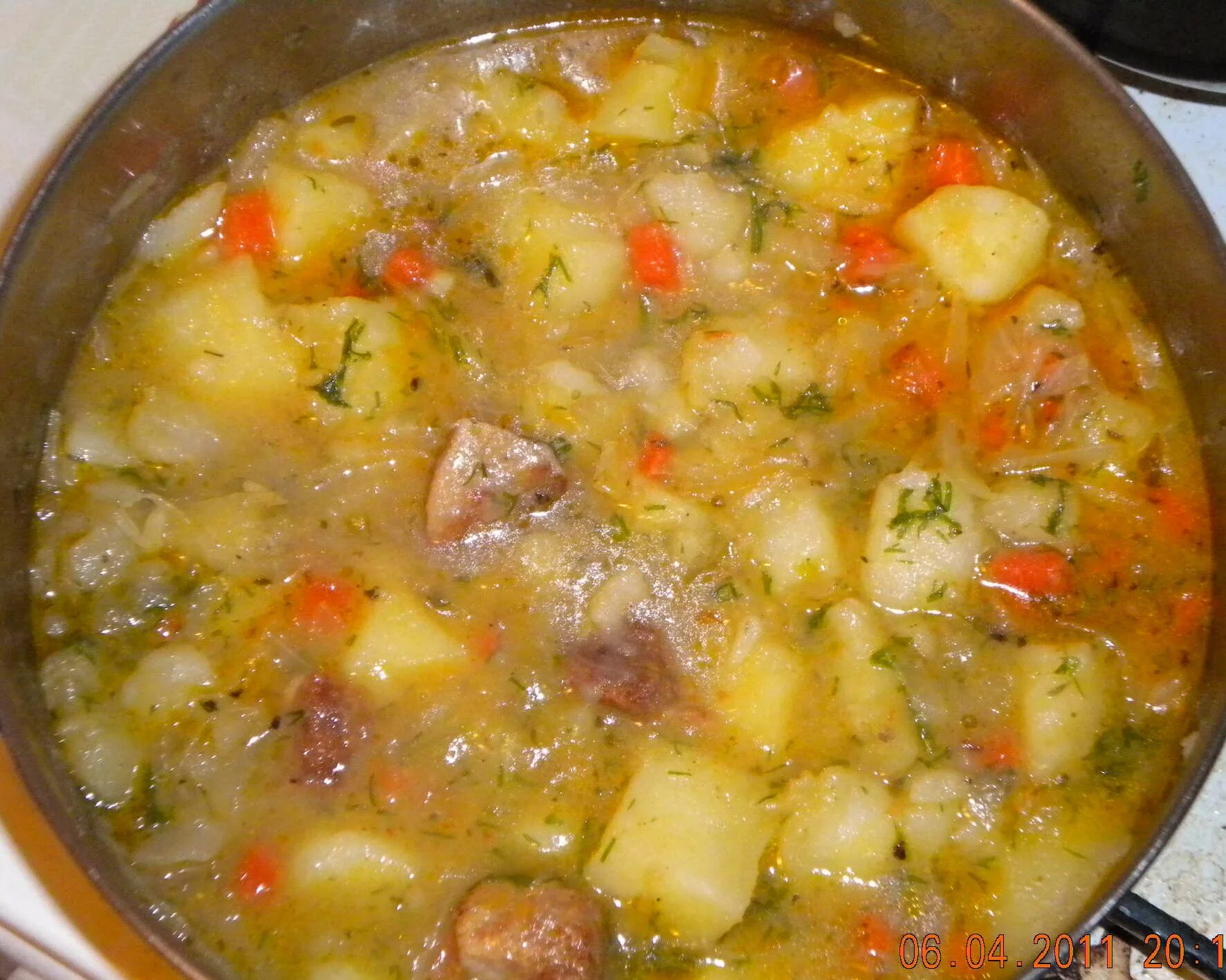 тушеная картошка с курицей. картошка с капустой тушеная в кастрюле. картошка с капустой. мясо картошка и капуста в кастрюле. тушеная капустка с картошечкой.