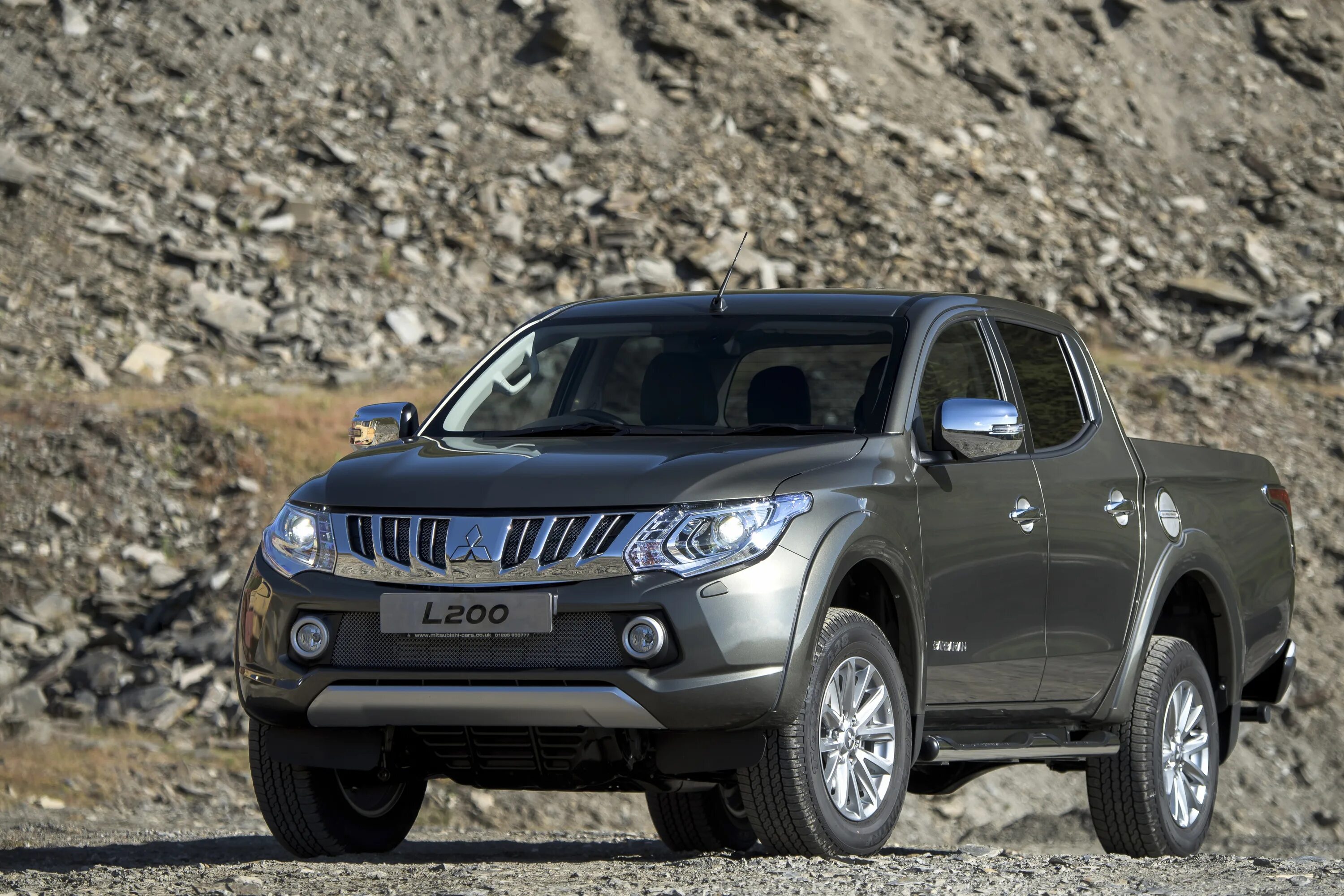 Ниссан мицубиси. Mitsubishi l200. Митсубиси л200 2015. Мицубиси l200 2015. Nissan l200.