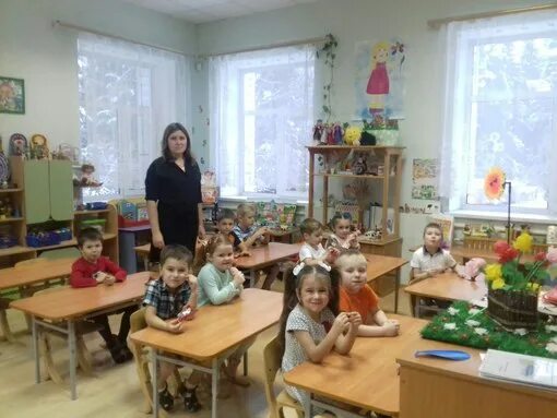 Воспитатели детсада "Теремок" организовали для детей развивающие рисунки на асфа