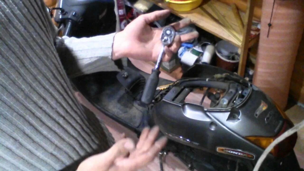 Слить масло Honda lead af48. Скутер слить масло с двигателя. Замена масла Honda Tact. Куда заливается масло в скутер. Замена масла в скутере
