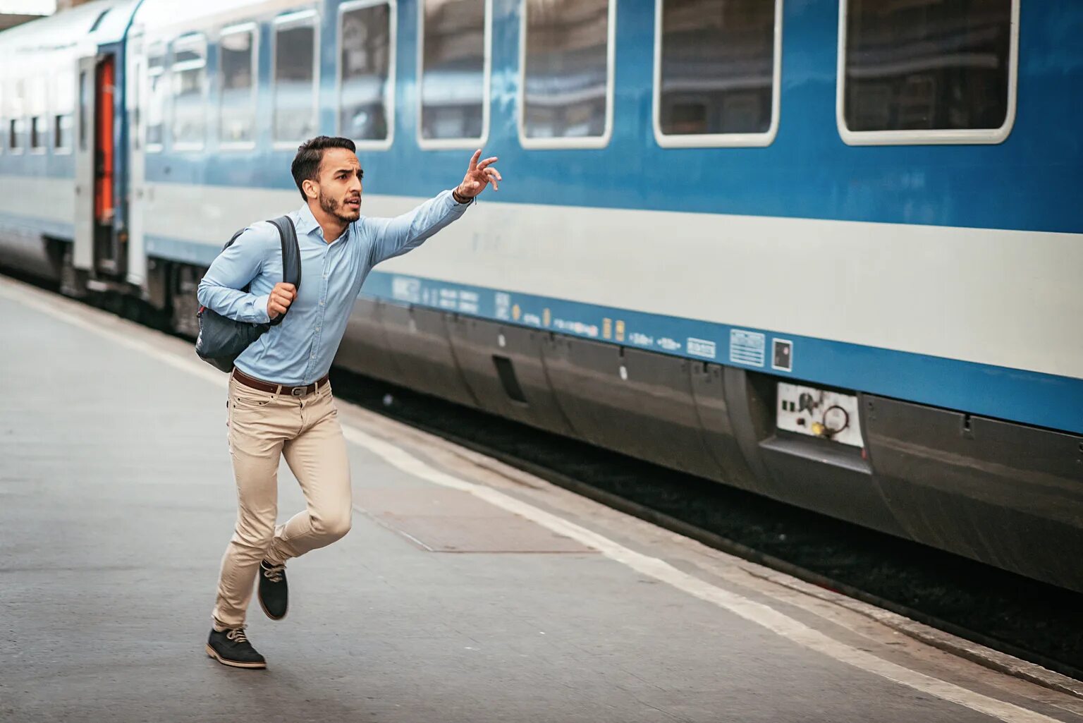 Miss the Train. Человек опаздывает на поезд. Бежит за поездом. Мужчина бежит за поездом.