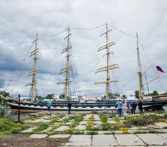 Барка архангельск. Барк &quot;крузенштерн&quot;. крузенштерн барк палуба. барк крузенштерн на рейде светлогорск. крузенштерн в архангельске.