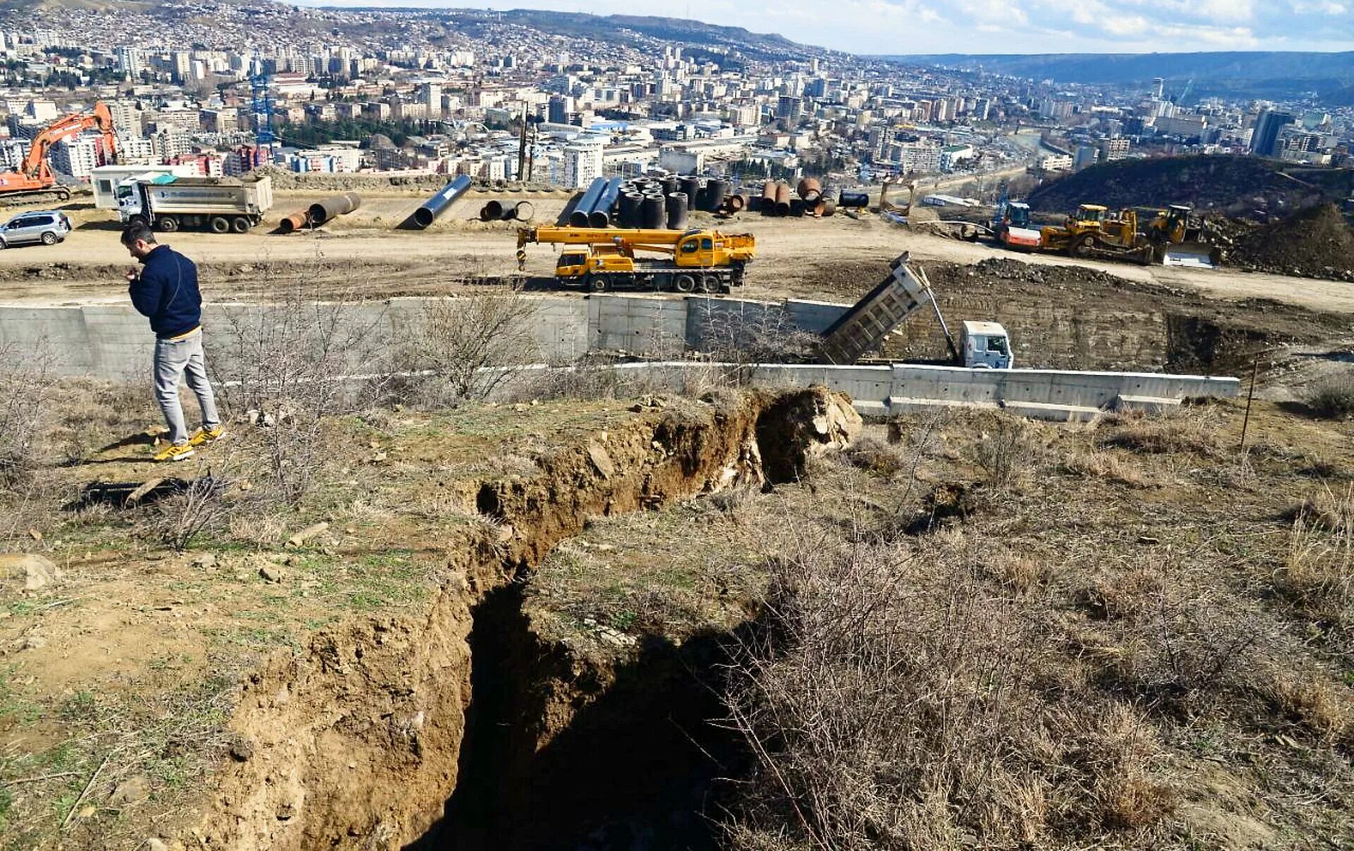 Вашлиджвари Тбилиси район. Оползень в Грузии. Вашлиджвари Тбилиси трещины. Вашлиджвари оползень. Трещина район