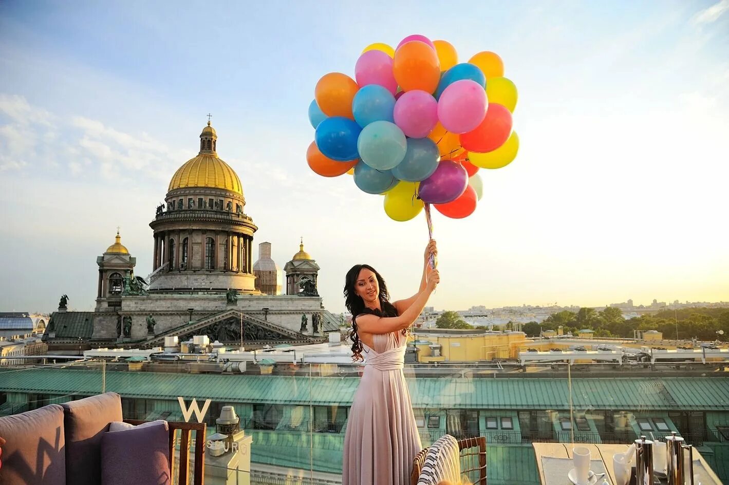 Санкт петербург на воздушном шаре. Девушка с воздушными шарами. Фотосессия с воздушными шарами. Фотосессия на крыше. Красивые девушки Санкт-Петербурга.