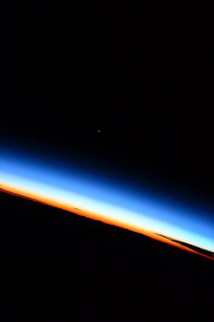 Какое небо в космосе. Земля Горизонт. Атмосфера земли. Атмосфера земли фиолетовая. Какого цвета небо в космосе.