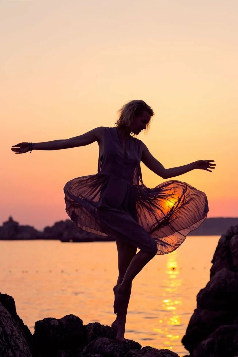 Танцует на закате дня. Горы танец силуэт. Танец на закате. Восточный танец на море. Подружки на море.