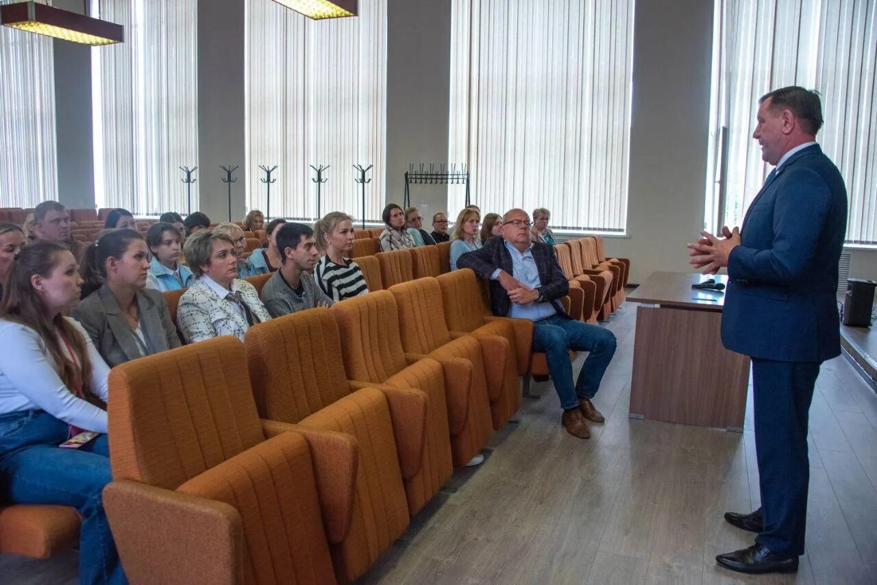 Начальник центра занятости населения. Фракция ер собрания депутатов город трёхгорный. Биржа труда балашиха. Дмитрий толмачев балашиха мфц. Совещание фото.