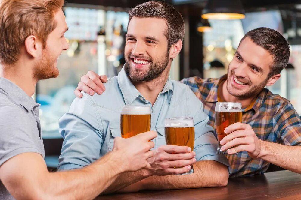 Мужчина с друзьями в баре. Мужики пьют пиво в баре. Мужчина с пивом. Мужики в баре с пивом. Муж выпил с друзьями