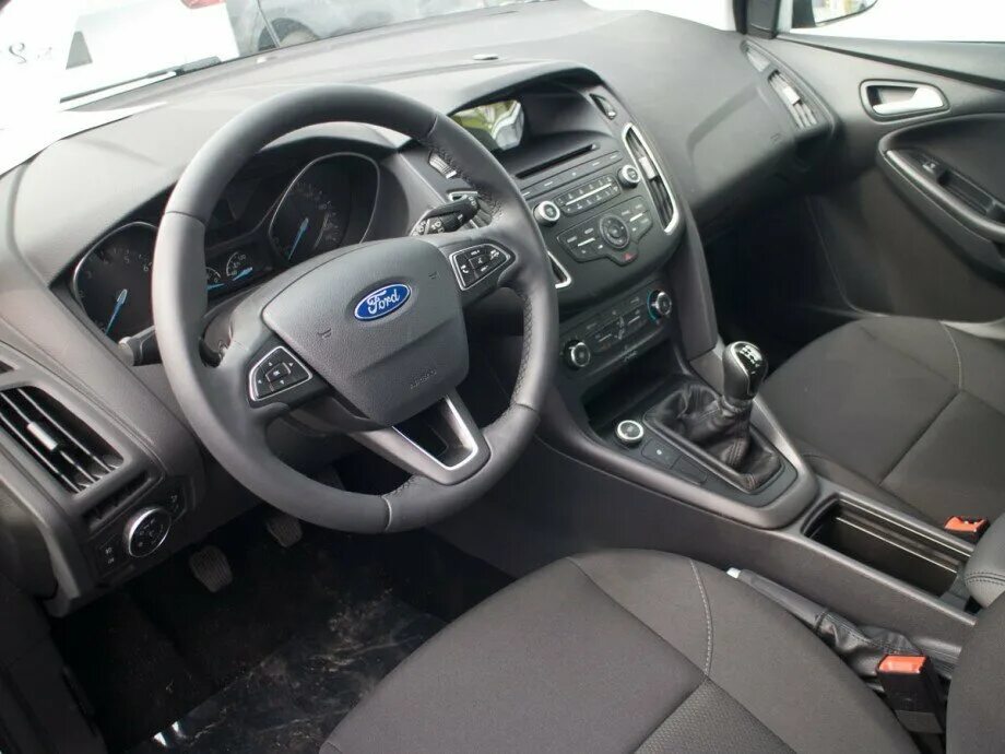 Focus 3 trend sport. Форд фокус 3 2013 trend комплектация. Ford focus 3 рестайлинг полная комплектация. Ford focus 3 рестайлинг sync edition. Форд фокус 3 рестайлинг 2018.