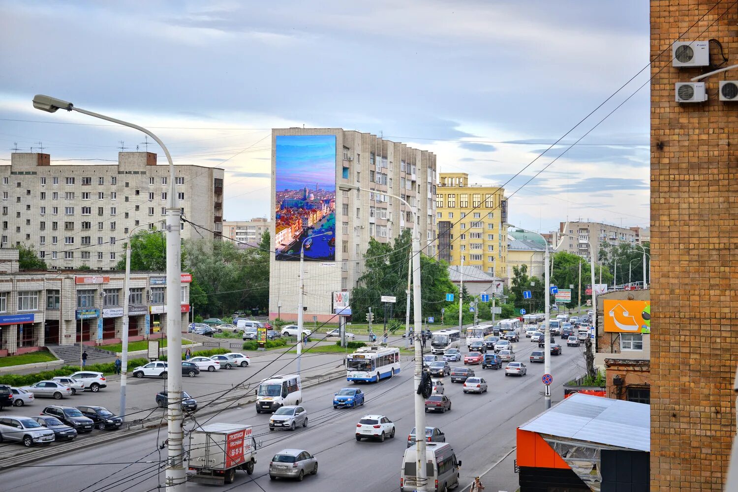 Рекламный медиафасад. Екатеринбург видеоэкраны. Медиафасад наружная реклама. Билборды Омск.