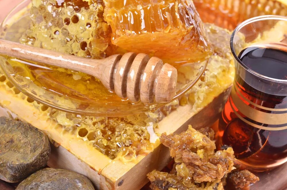 Как принимать пчелиный прополис. Перга медовая. продукты пчеловодства прополис. пчелы продукты пчеловодства.