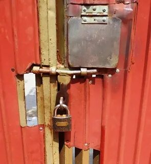 Закрыть дверь изнутри без замка