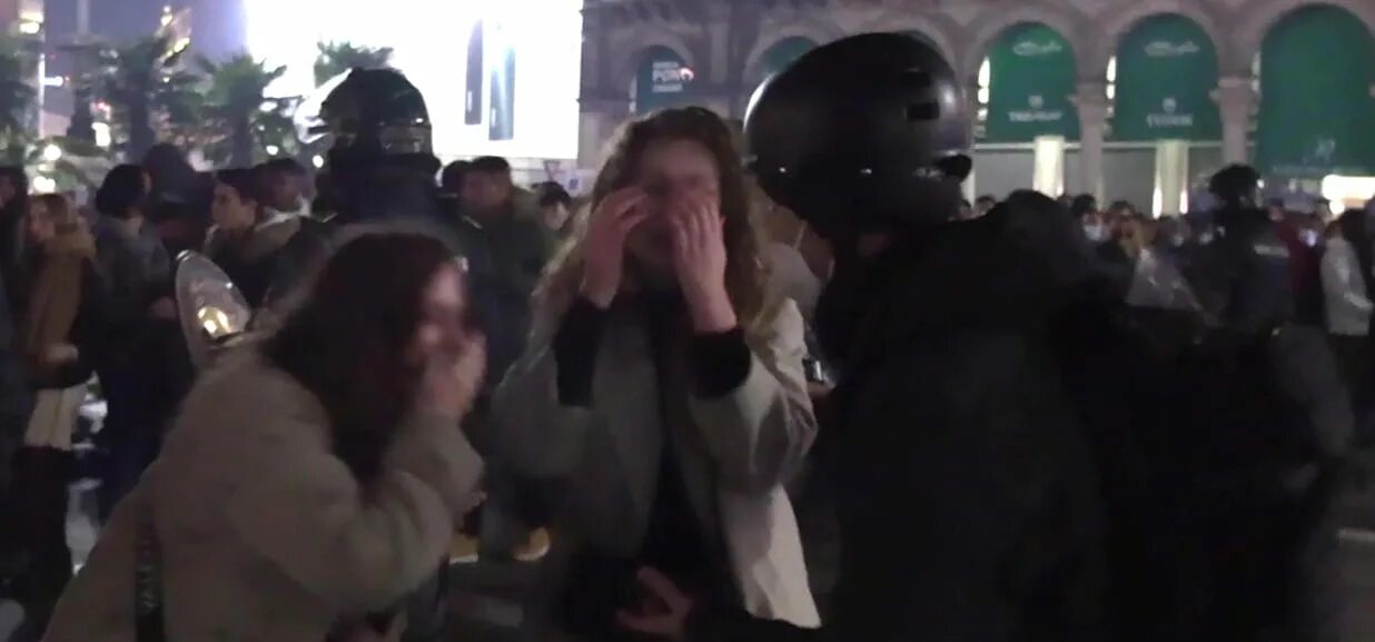 Мигранты толпой напали на девушек в Милане. Мигранты в Милане.