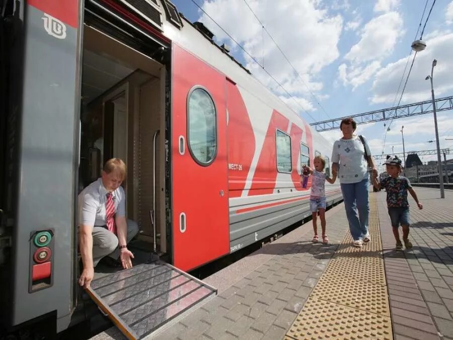 Высадка пассажиров на мосту. Вагон АО ФПК. ФПК Приволжский поезд. ФПК вагон РЖД что это такое. Спецвагон для инвалидов РЖД.