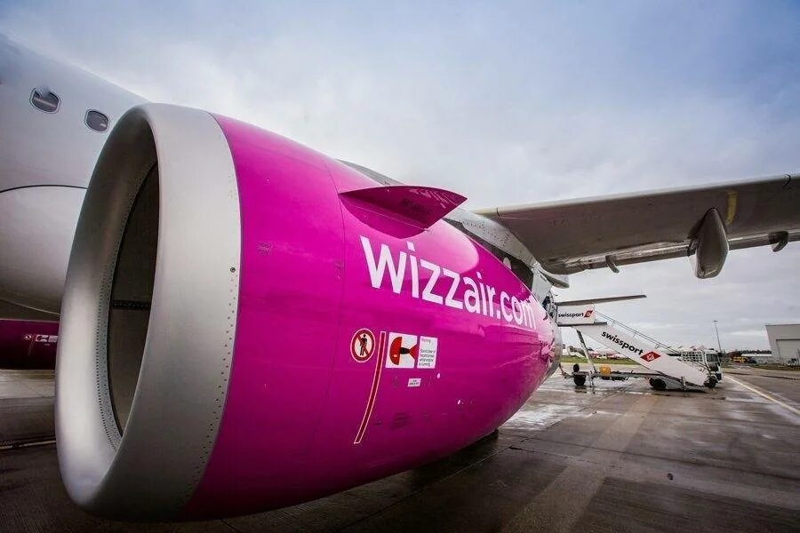 Авиакомпания wizzair. Самолеты Визз Эйр. Лоукостер Wizz Air. Венгерская авиакомпания Wizzair. Wizz Air парк самолетов.