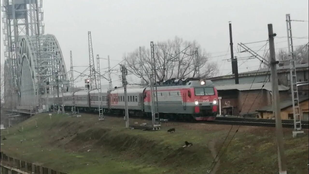 Электровоз эп20 казанский вокзал. Поезд ростов. Поезд ростов москва. Поезд москва новороссийск. Платформа жд вокзала.