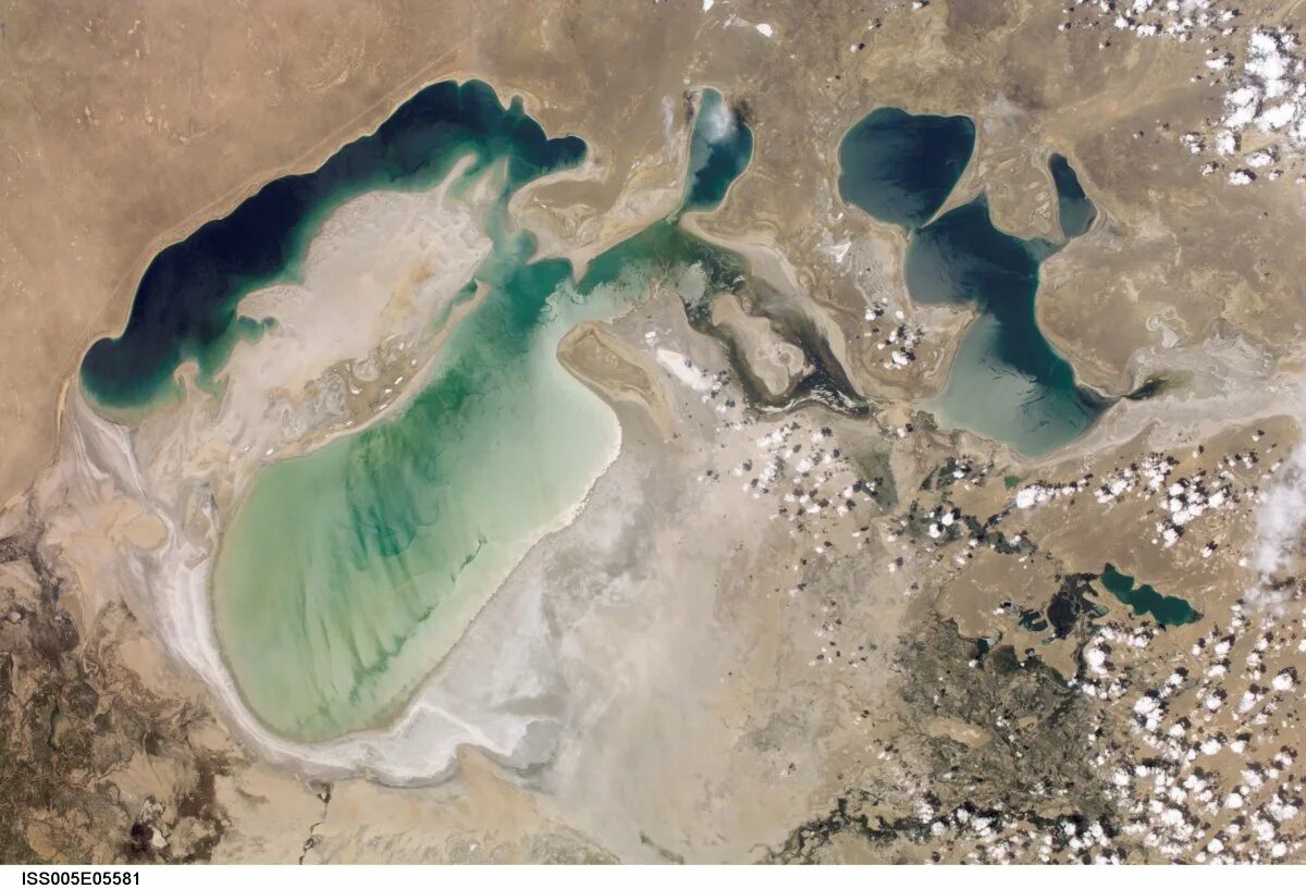 Мелеющее море в средней азии. Аральское море 2025. аральское море котловина. аральское море вид из самолета. аральское море вид из космоса изменения.