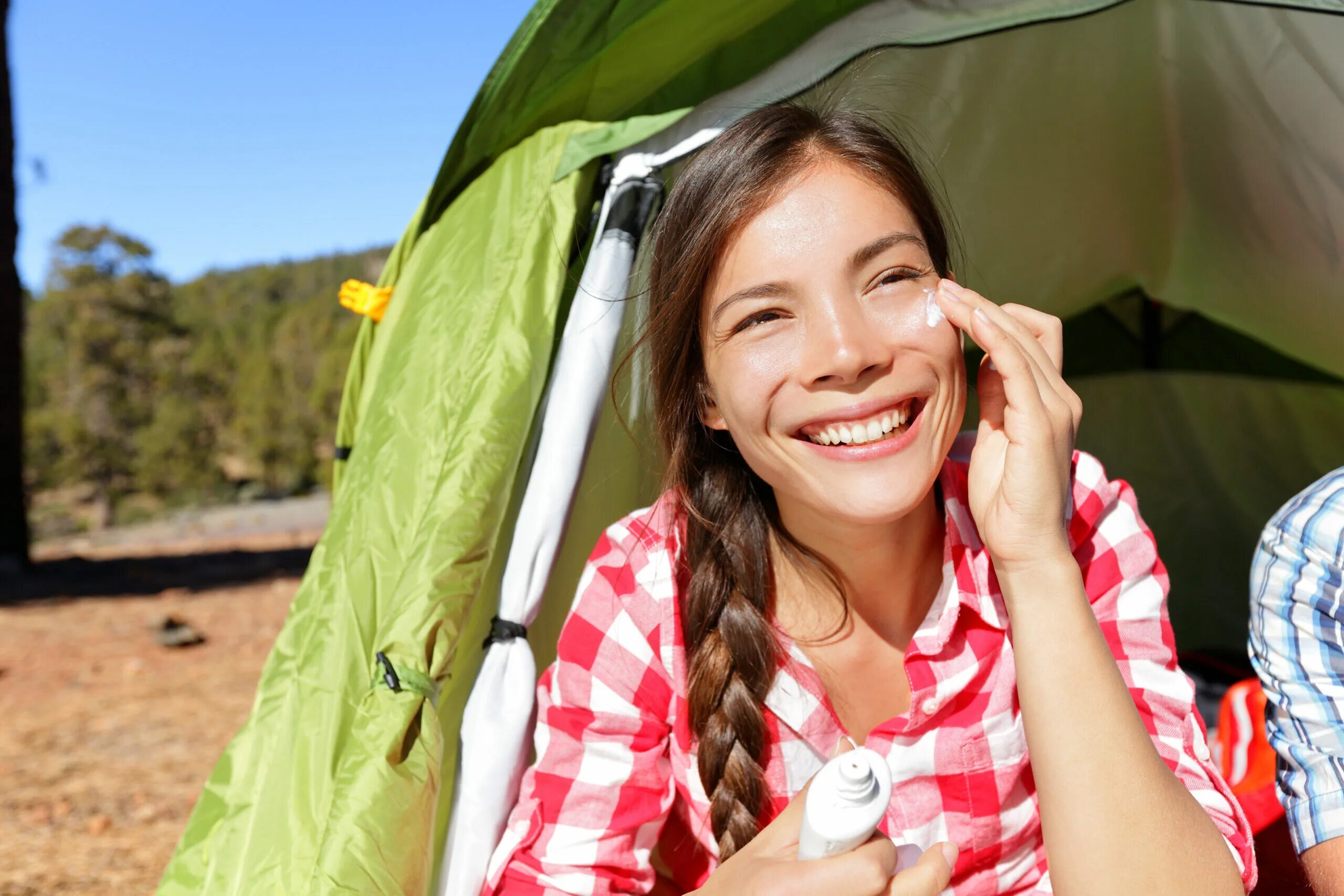 Woman camp. Туристка +лежит на животе около огня. Женщина в палатке. Woman camp. Guys laughing in the camp.