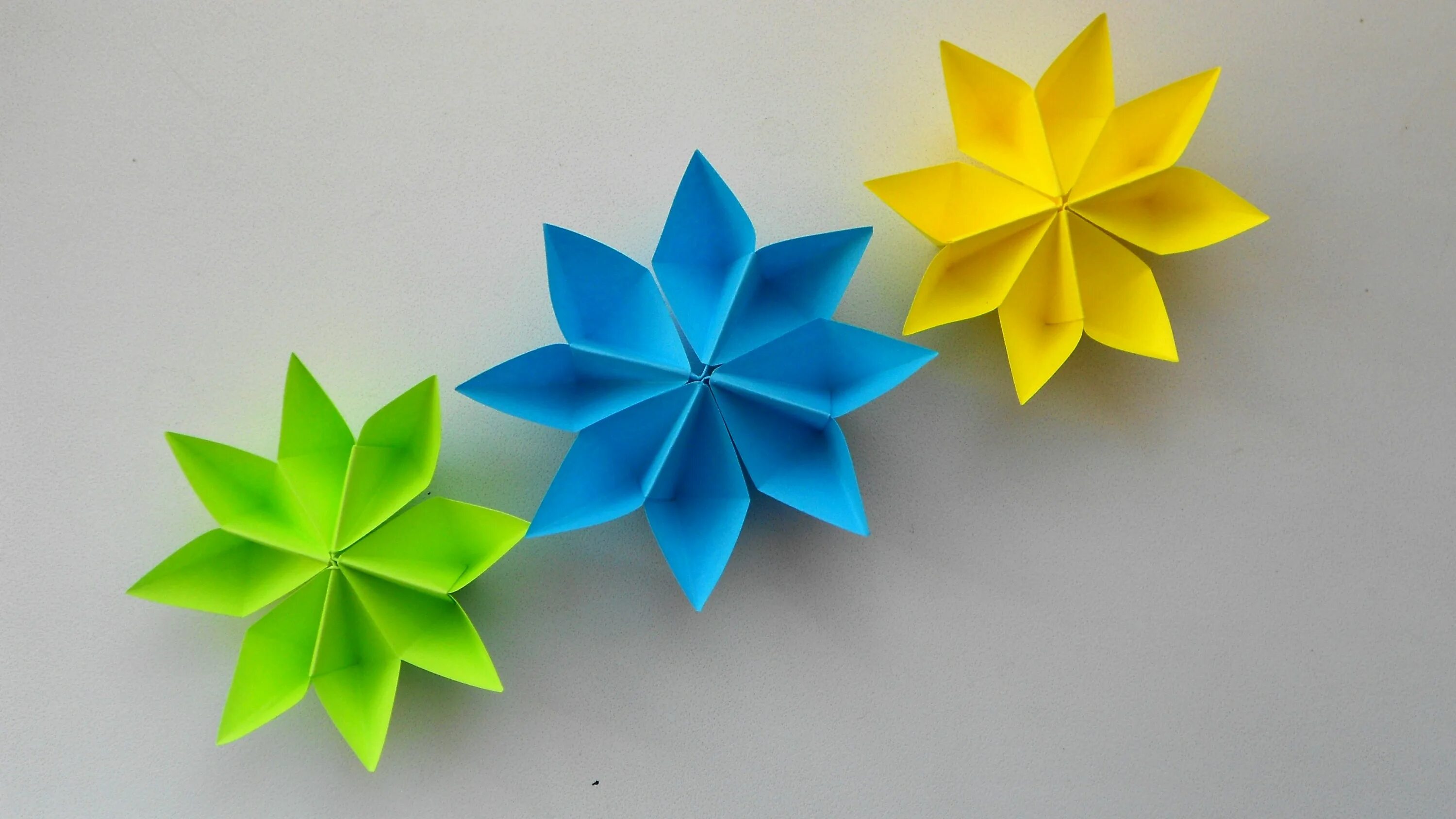 Цветы из бумаги. Оригами цветок. Цветы из цветной бумаги. Красивые цветы из бумаги.