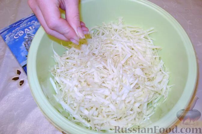 Капустный салат. Салат из свежей капусты с сахаром. Салат из салатной капусты. Салат из белокочанной капусты. Салат из свежей капусты с сахаром.