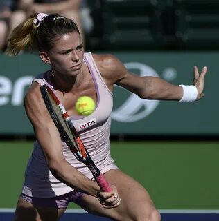 How tall is camila giorgi