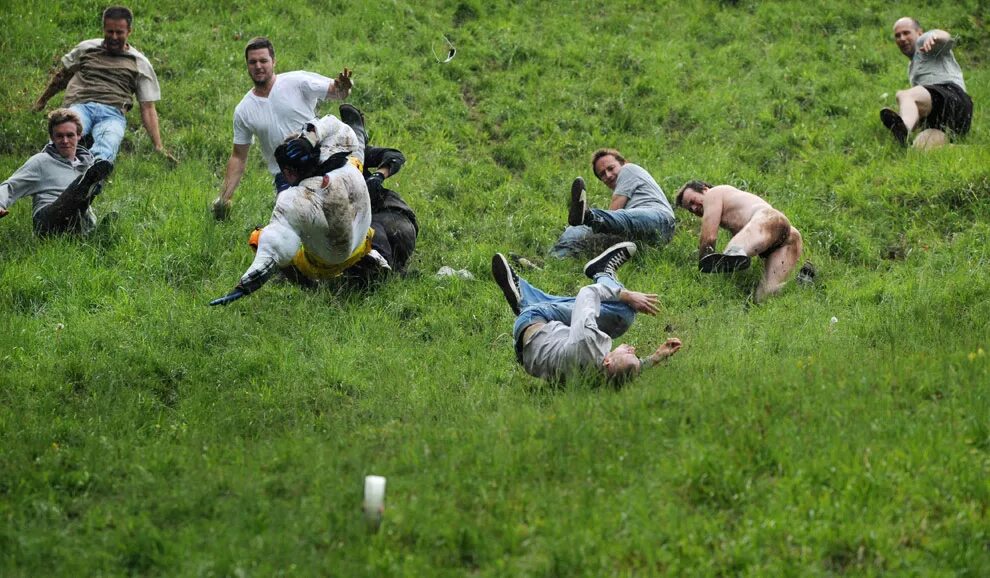 Гонятся за женщинами. Куперсхилдская сырная гонка. Cooper`s Hill Cheese-Rolling. Гонка за сыром в Англии. Сырная гонка на Куперс-Хилл.