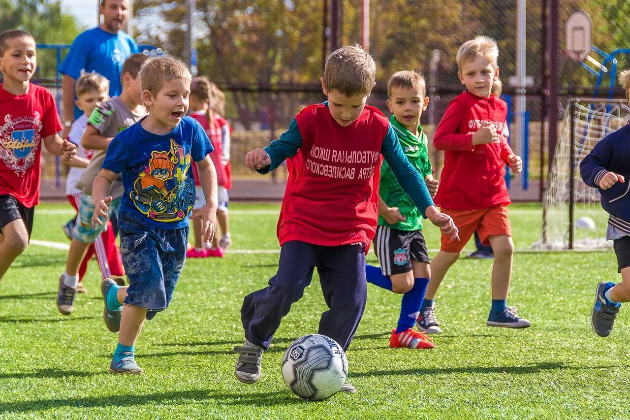 Football school. Футбольная школа. Школьный футбол. Футбол для детей 7 лет. Детский футбол на улице.