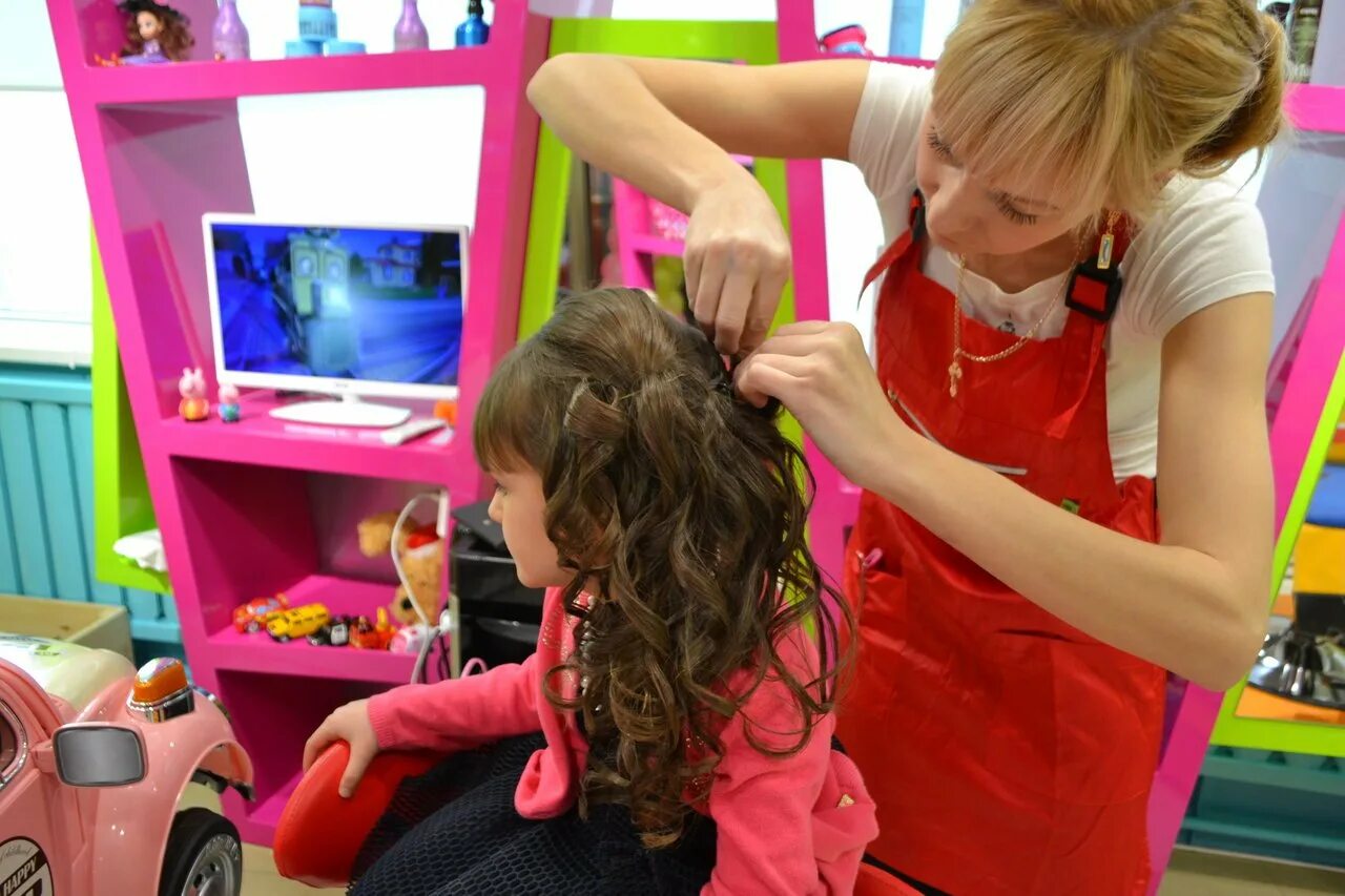 мам стилисты. в парикмахерской. ребенок стрижка в парикмахерской. мама играет с дочкой. салон красоты внешний вид.