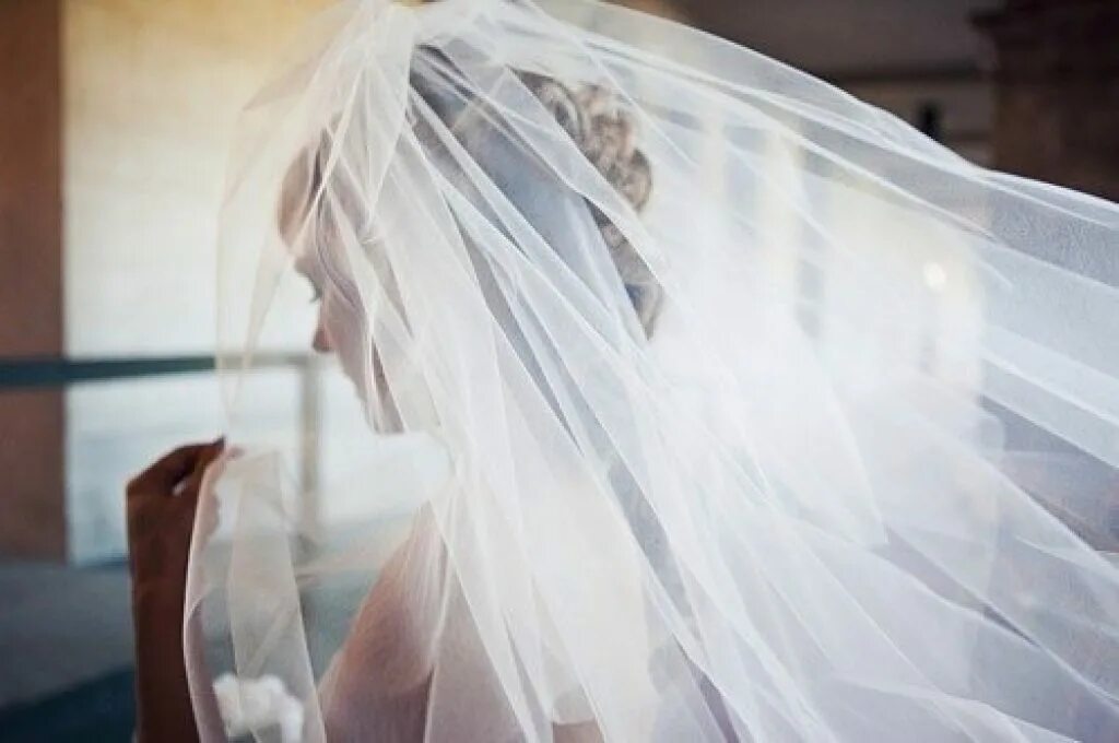 Фата сатр. Невеста сзади. Голубое свадебное платье и белая фата. Свадебная свадебная платье белая фата. Необычная фата для невесты.