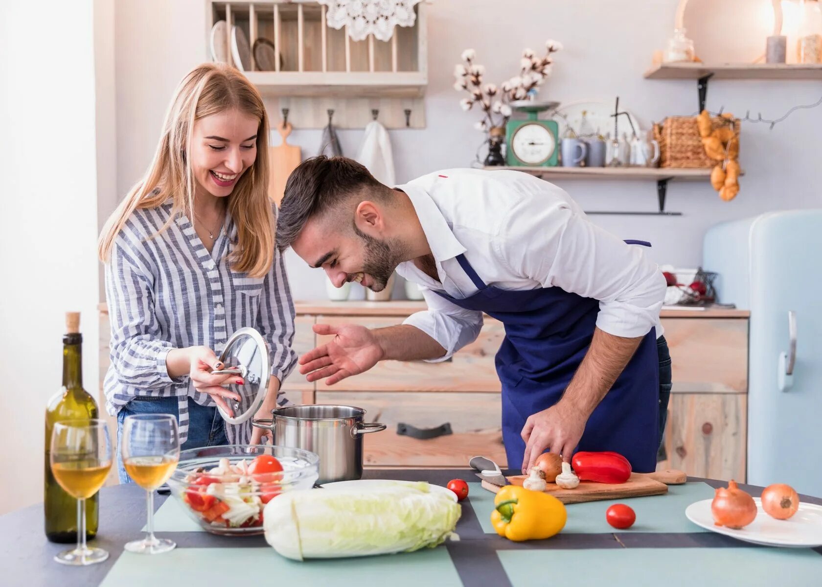 Готовка на кухне. Семья готовит. Фотосессия на кухне готовка. Семья на кухне.