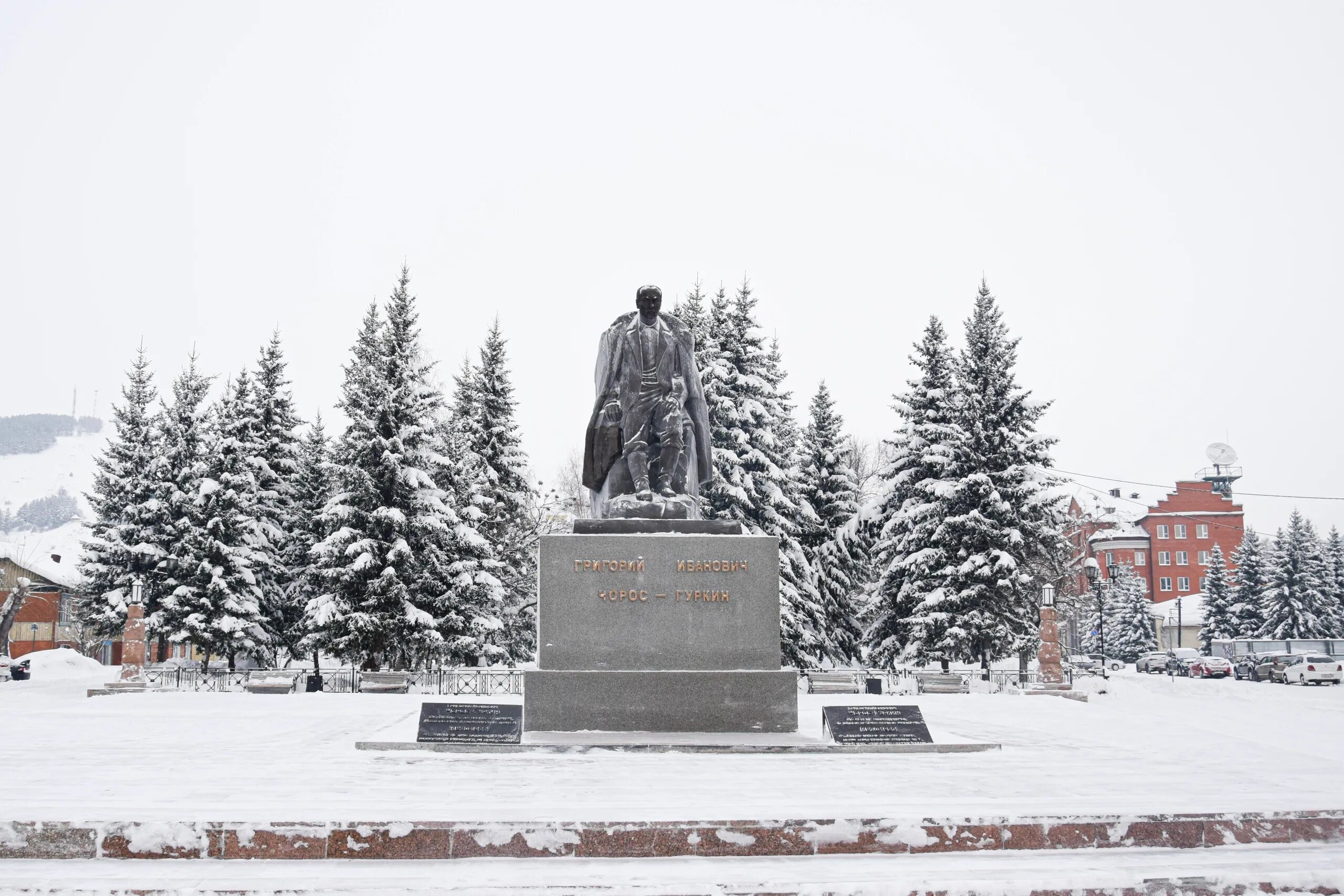 Чорос гуркина 6 горно алтайск. Памятник Чорос-Гуркина Горно-Алтайск. Парк Чорос Гуркина Горно-Алтайск. Сквер Чорос-Гуркина. Сквер Чорос Гуркина в Горно Алтайске.