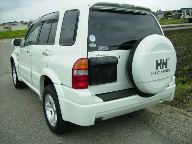 Сузуки эскудо 2003. Suzuki Escudo 2003 г.. Сузуки эскудо 2003 год двигатель. Багажник эксперт в эскудо.