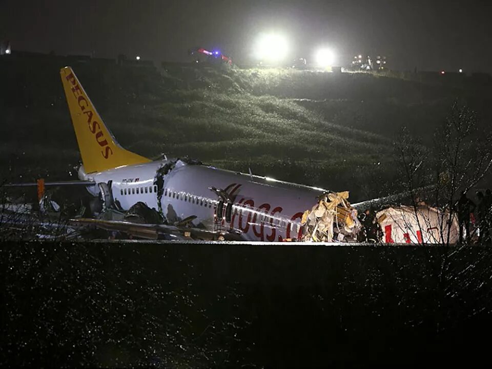 Взлет крушение. Авиакатастрофа Боинг 737. Катастрофа Boeing 737 в Стамбуле. Авиакатастрофа Армавиа Сочи 2006.