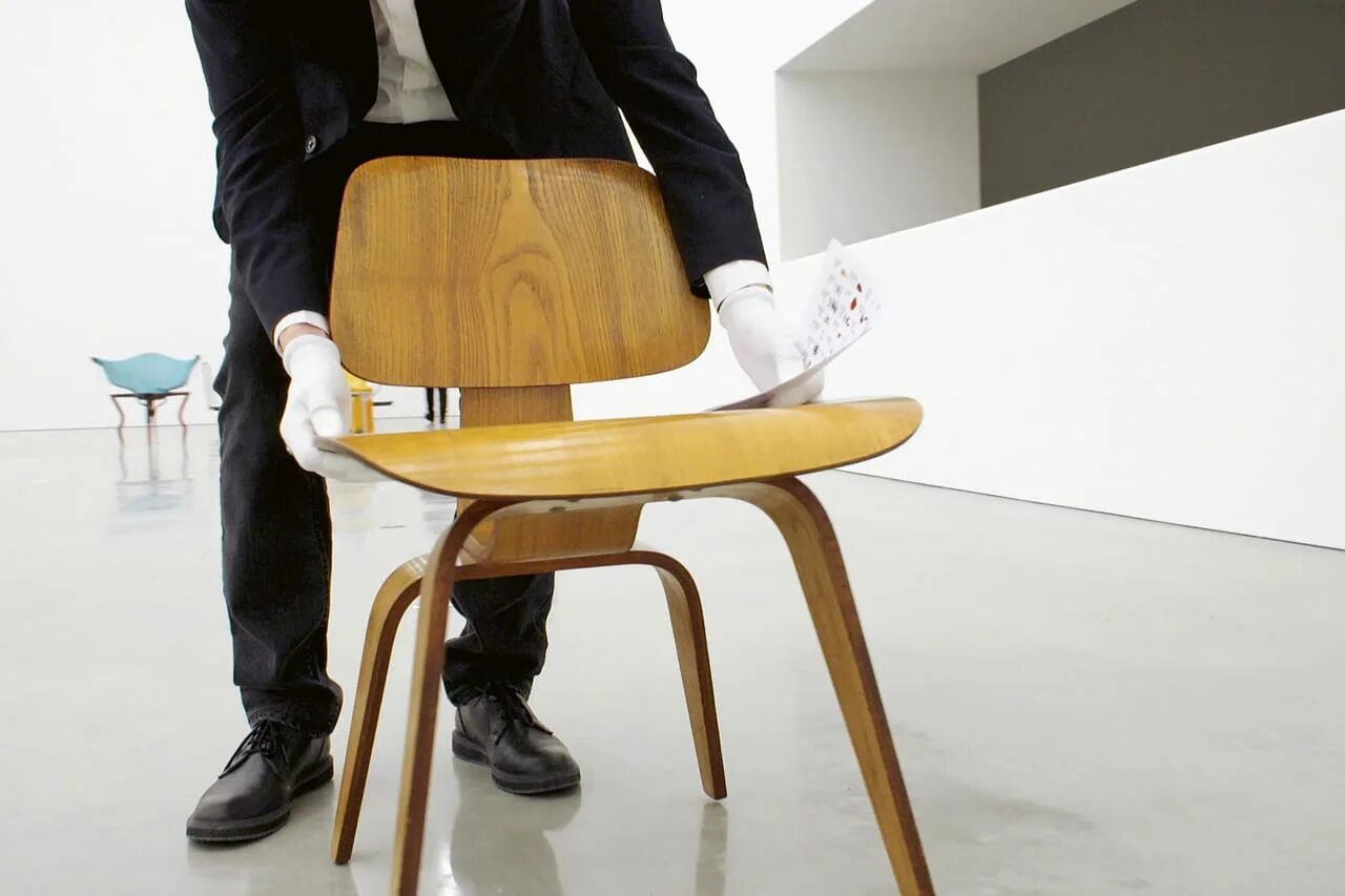 Стул снизу. Стул ИМС Вуд. Vitra Eames Chair plywood. Стул фанерный. Стул из гнутой фанеры.