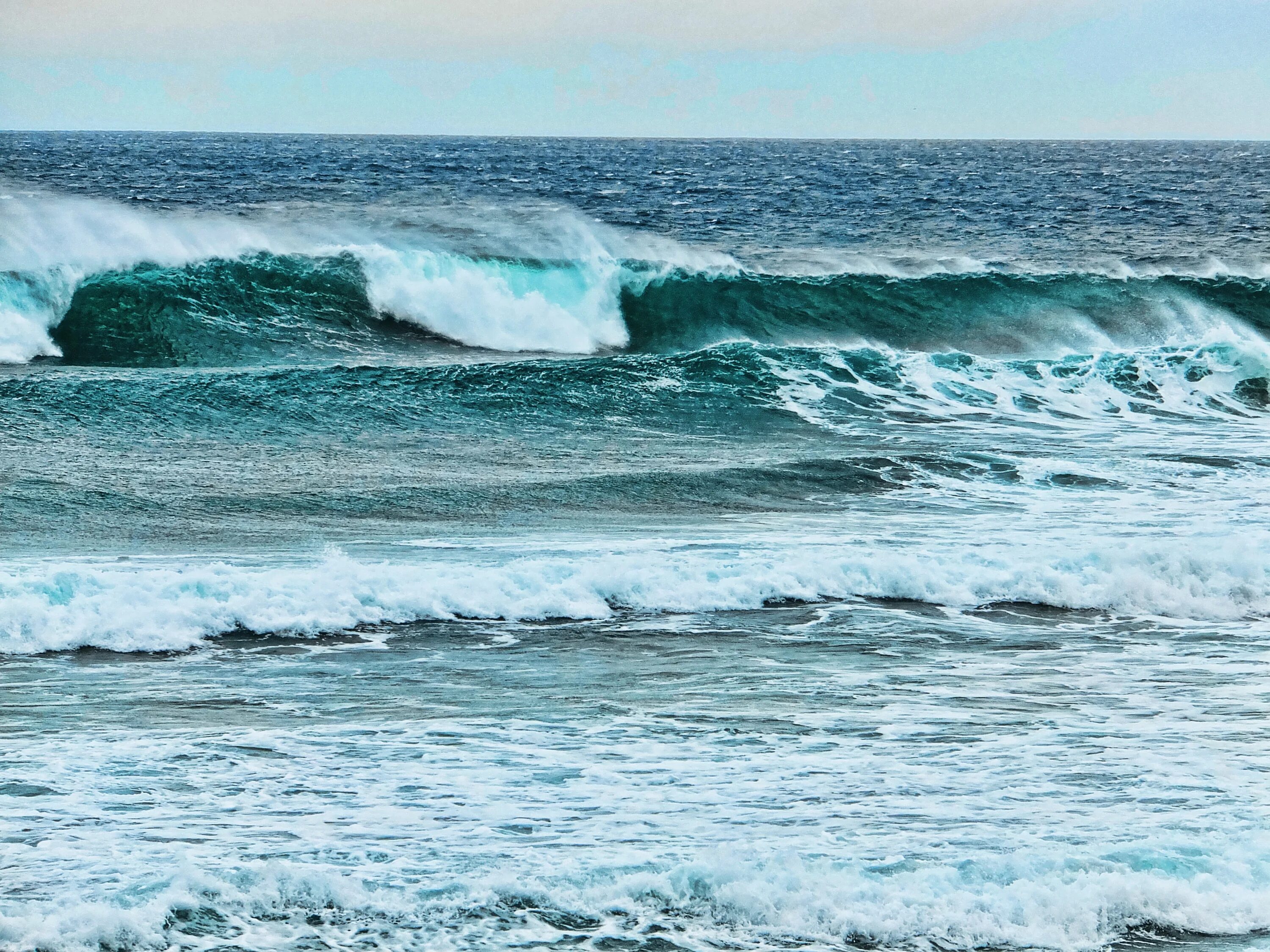 Океаны волны ветры. Море, волны. Спокойные волны. Море горизонтальное. Квадратные волны в океане.