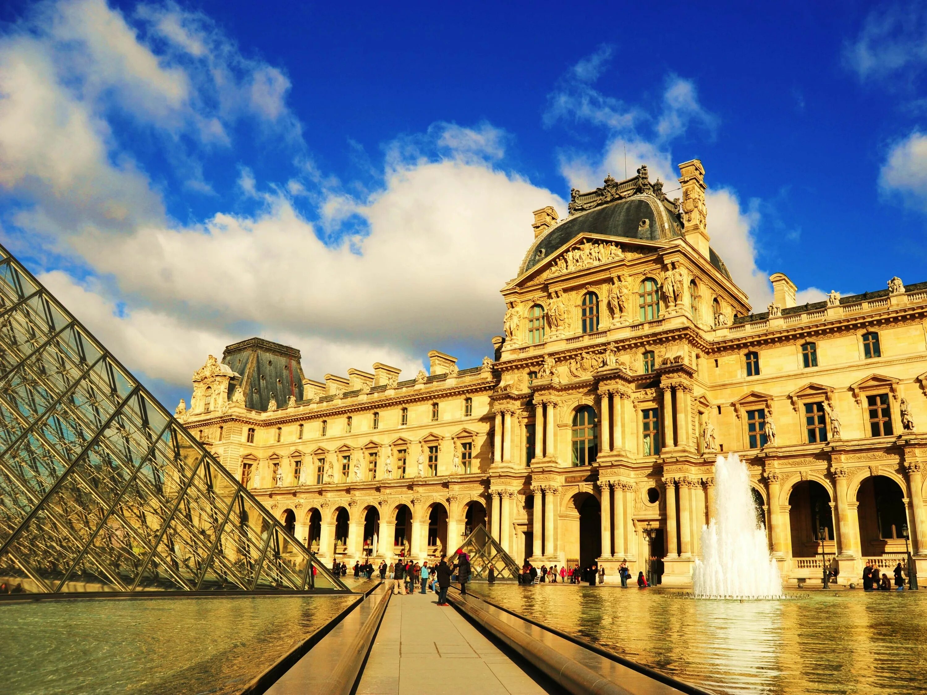 Какие самые известные музеи. Музеи. Лувр. Париж. Франция музей Лувр. Художественный музей Лувр в Париже. Франция Лувр фото.