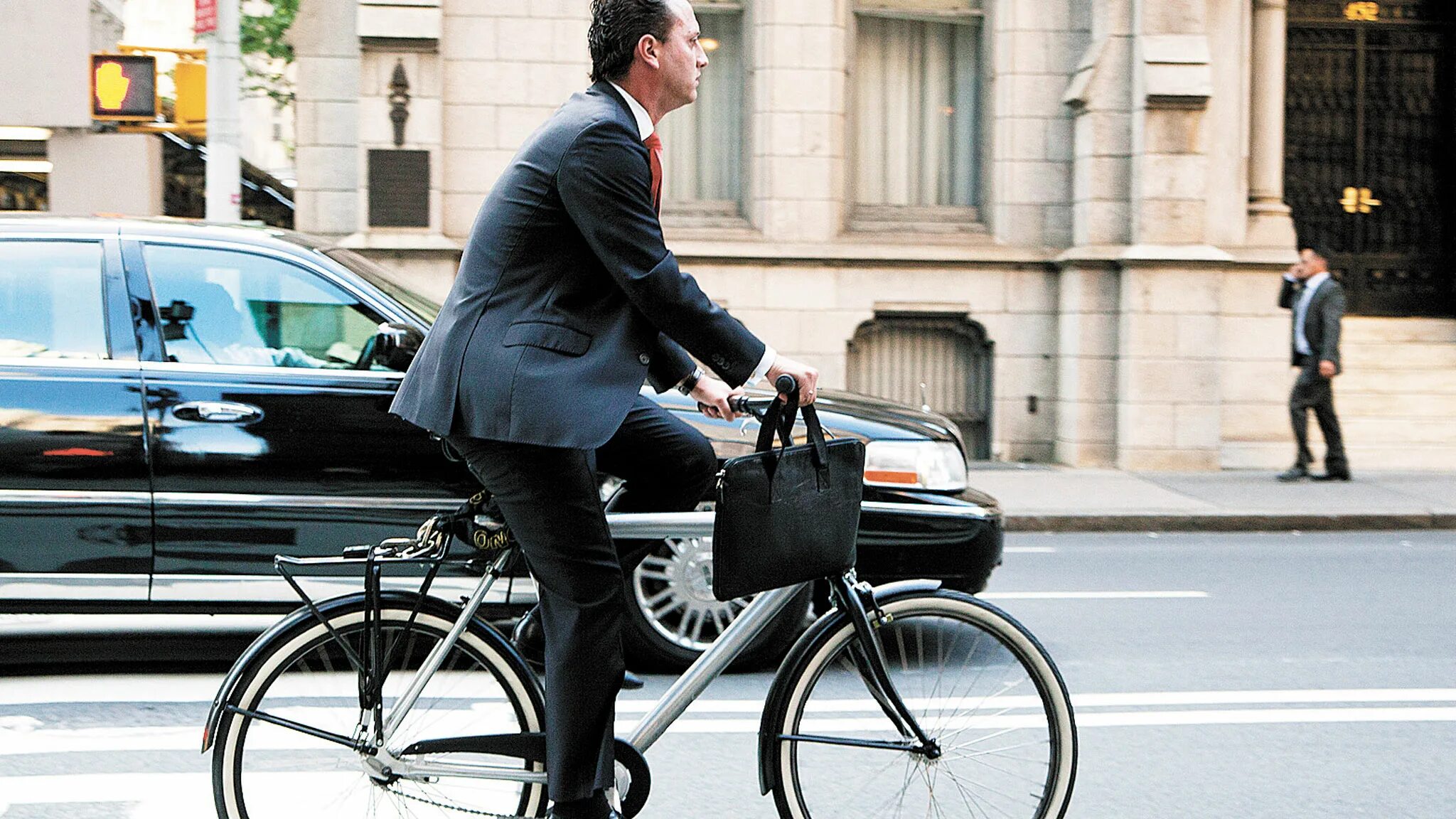Ездить на работу на велосипеде. Городской велосипед люди. Офисный работник на велосипеде. Бизнесмен на велосипеде. Человек в костюме на велосипеде.