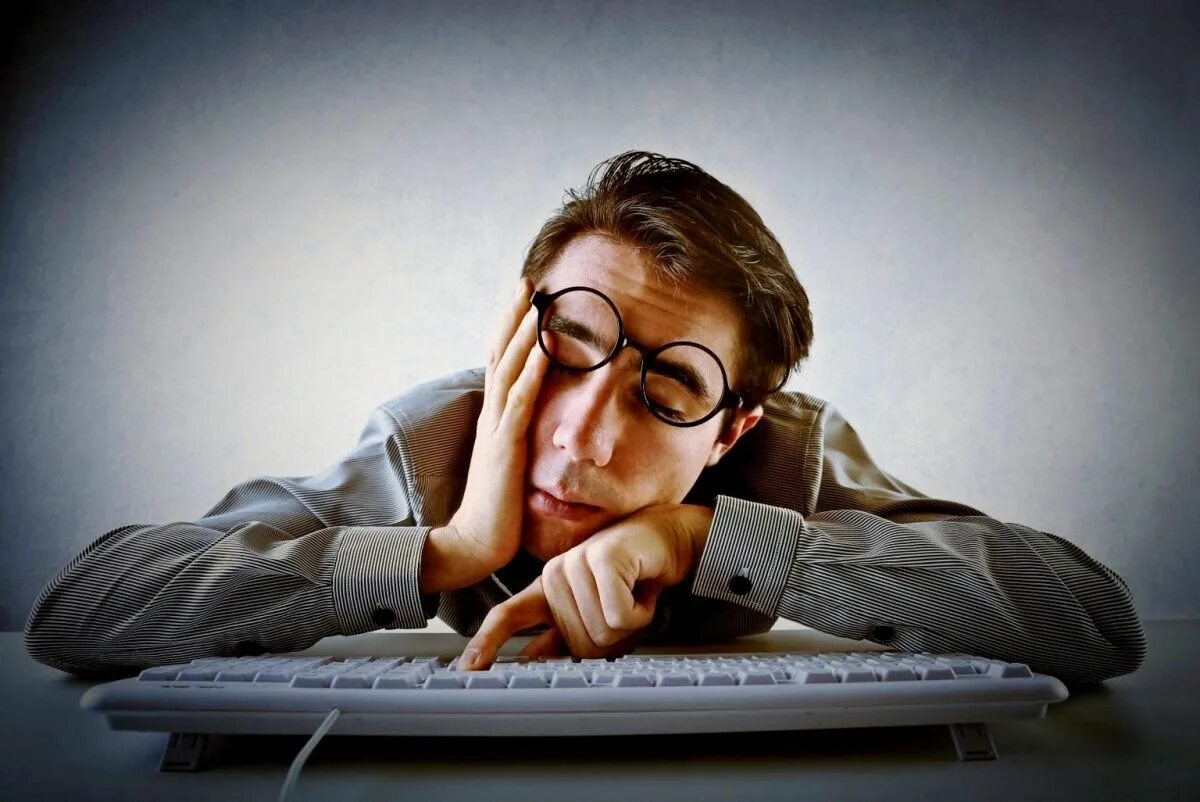 Женщина домашнем колл центре с печеньями. Нельзя долго сидеть за компьютером. Очень устала. Долго сидеть за компьютером. Компьютер и человек.