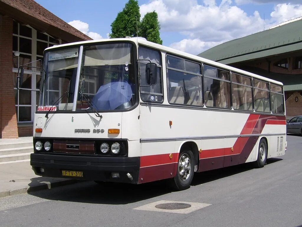Ikarus 256 автобусы венгрии. Венгерский икарус. Ikarus 280 венгрия. Венгерский икарус. Икарус 260.